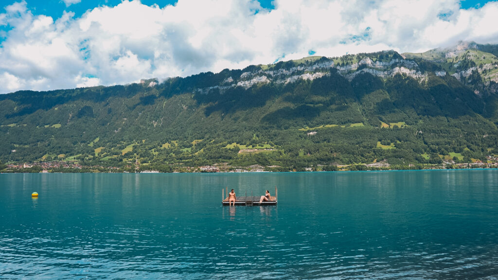 Águas azul-turquesa do Lago Brienz rodeadas por montanhas