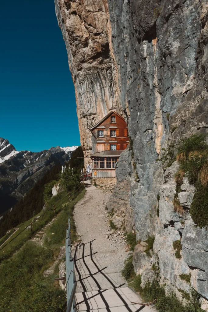 Berggasthaus Aescher construído na encosta da montanha em Appenzell.