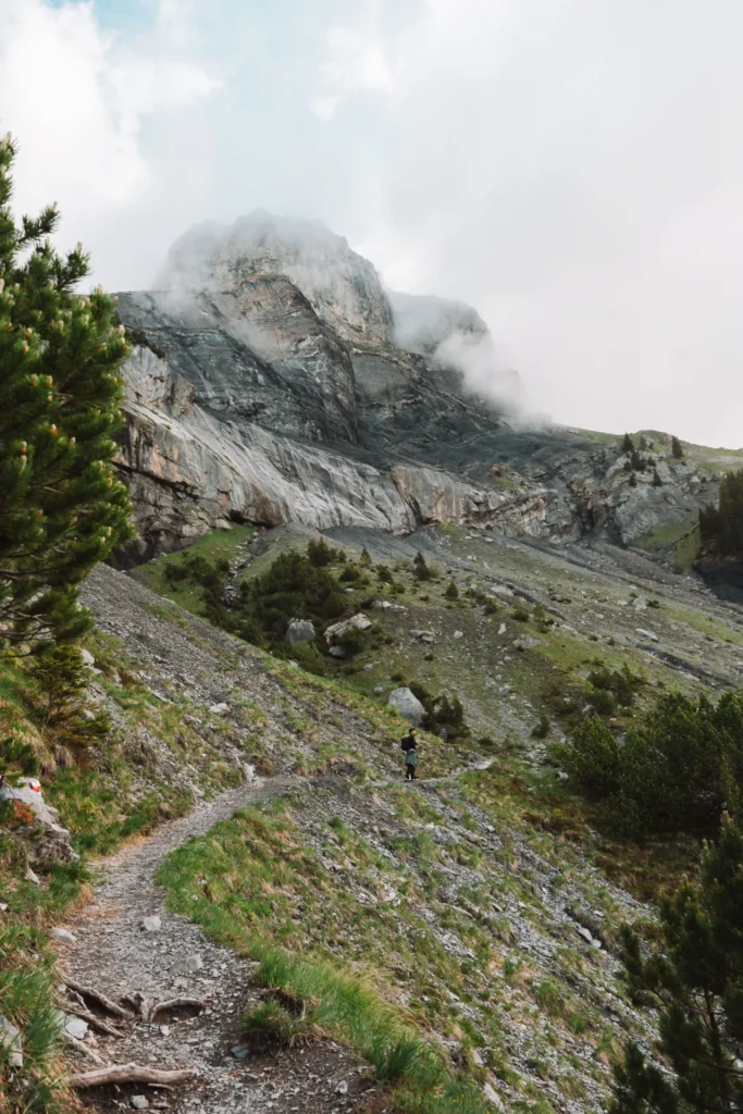 Caminhada até ao Lago Oeschinensee nos Alpes Suíços