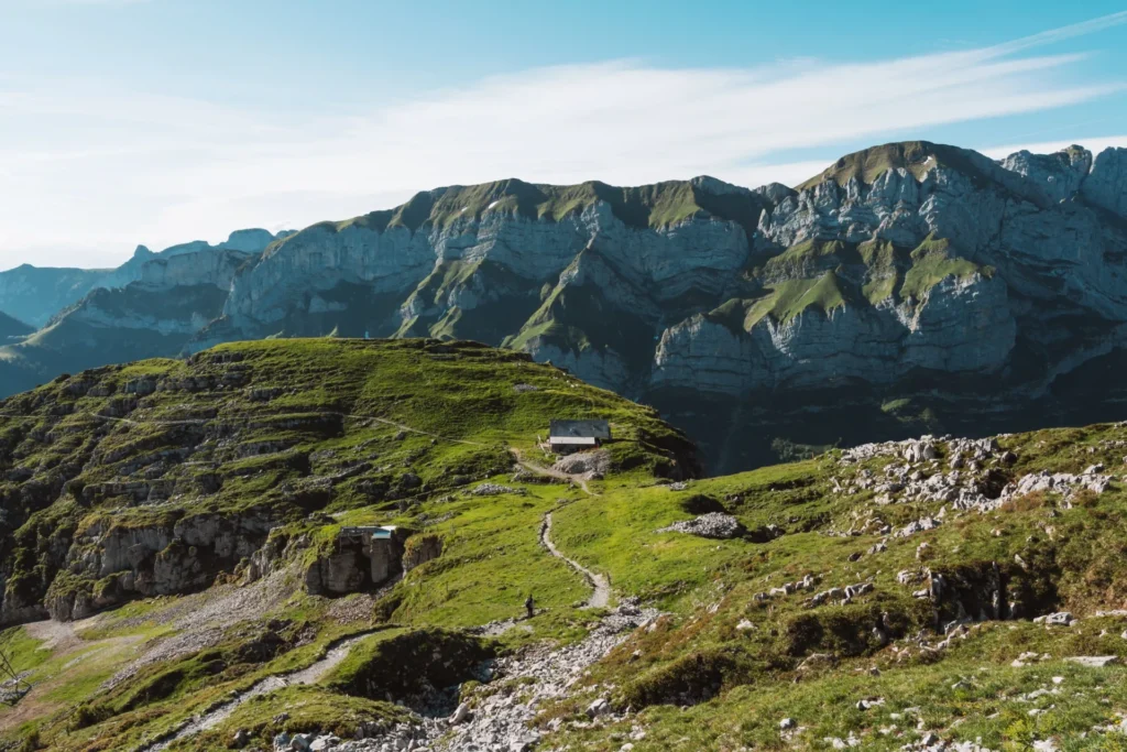 Trilho de Schäfler com vista panorâmica para as montanhas da região de Alpstein, na Suíça.