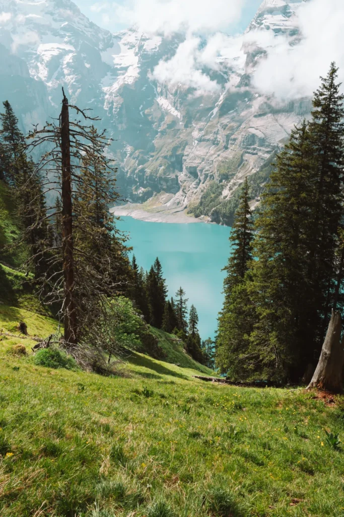 Trilho panorâmico de Oeschinensee com vista para o lago na Suíça