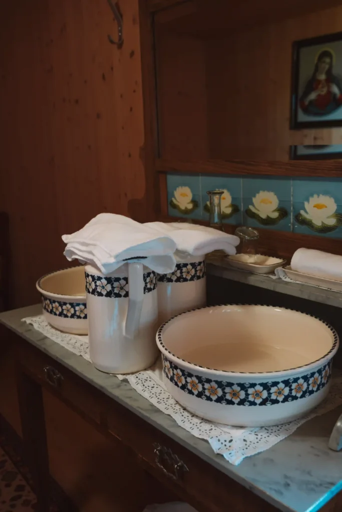 Interior do Berggasthaus Schäfler, um refúgio de montanha na Suíça.